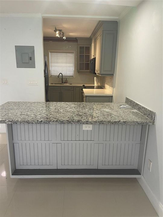 For Rent: $1,950 (1 beds, 1 baths, 671 Square Feet)
