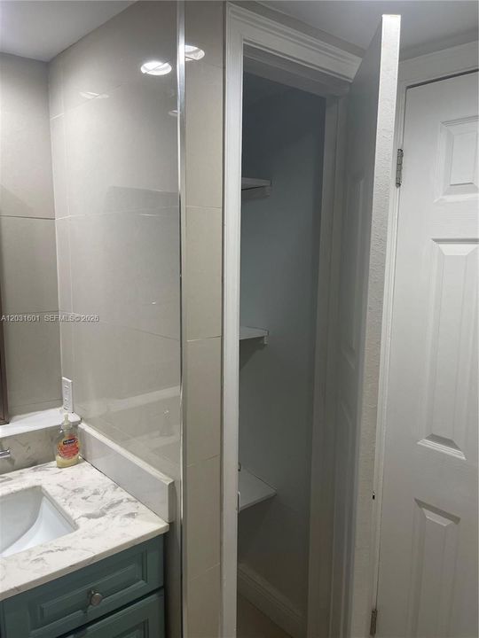 For Rent: $1,950 (1 beds, 1 baths, 671 Square Feet)