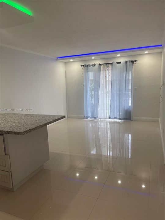 For Rent: $1,950 (1 beds, 1 baths, 671 Square Feet)