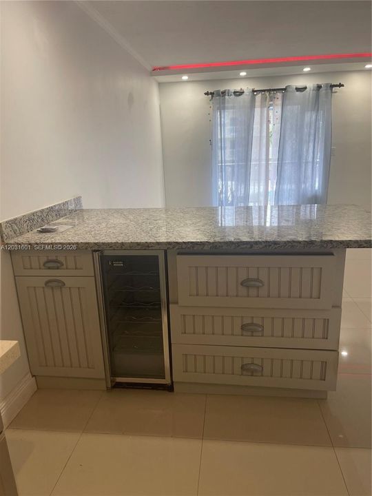 For Rent: $1,950 (1 beds, 1 baths, 671 Square Feet)
