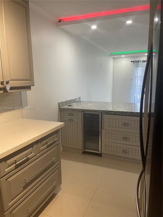 For Rent: $1,950 (1 beds, 1 baths, 671 Square Feet)
