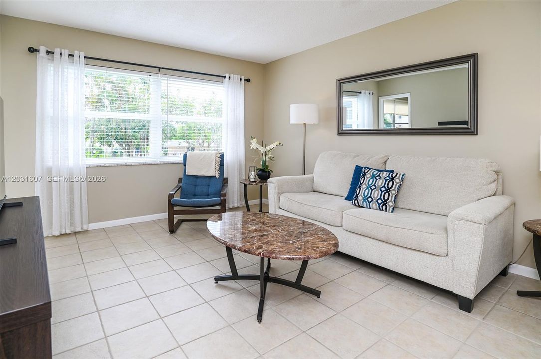 For Sale: $89,500 (1 beds, 1 baths, 680 Square Feet)