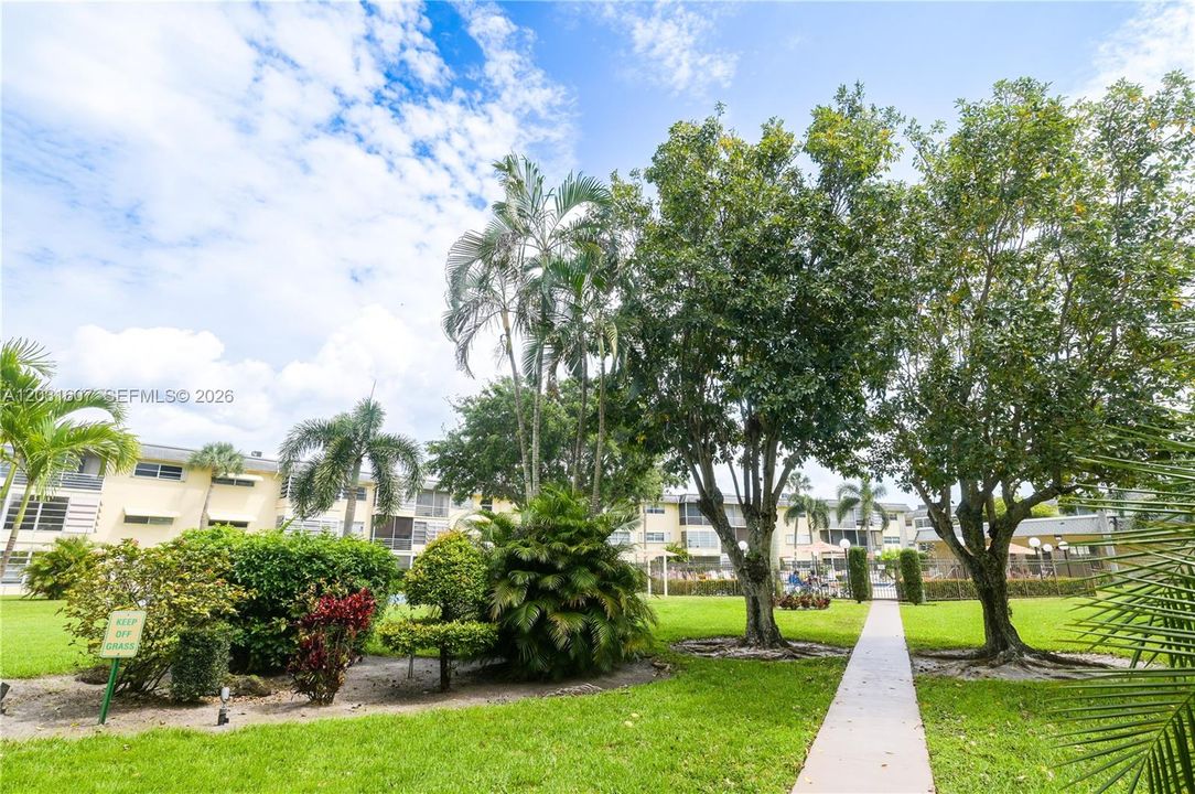 For Sale: $89,500 (1 beds, 1 baths, 680 Square Feet)