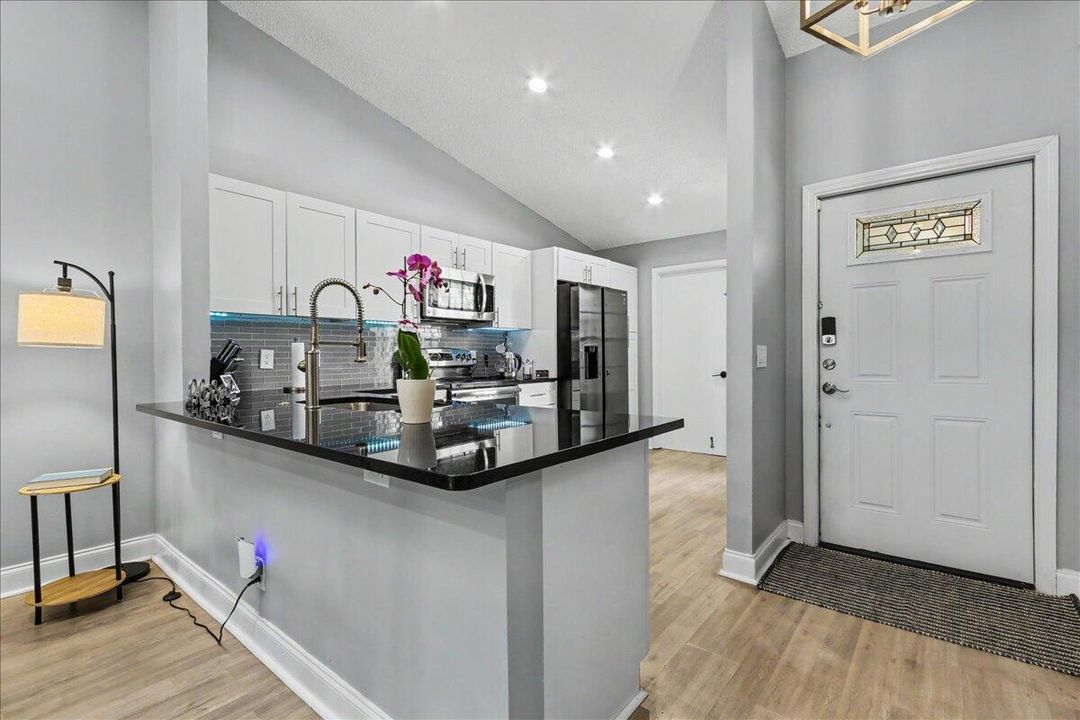 Kitchen/Entry