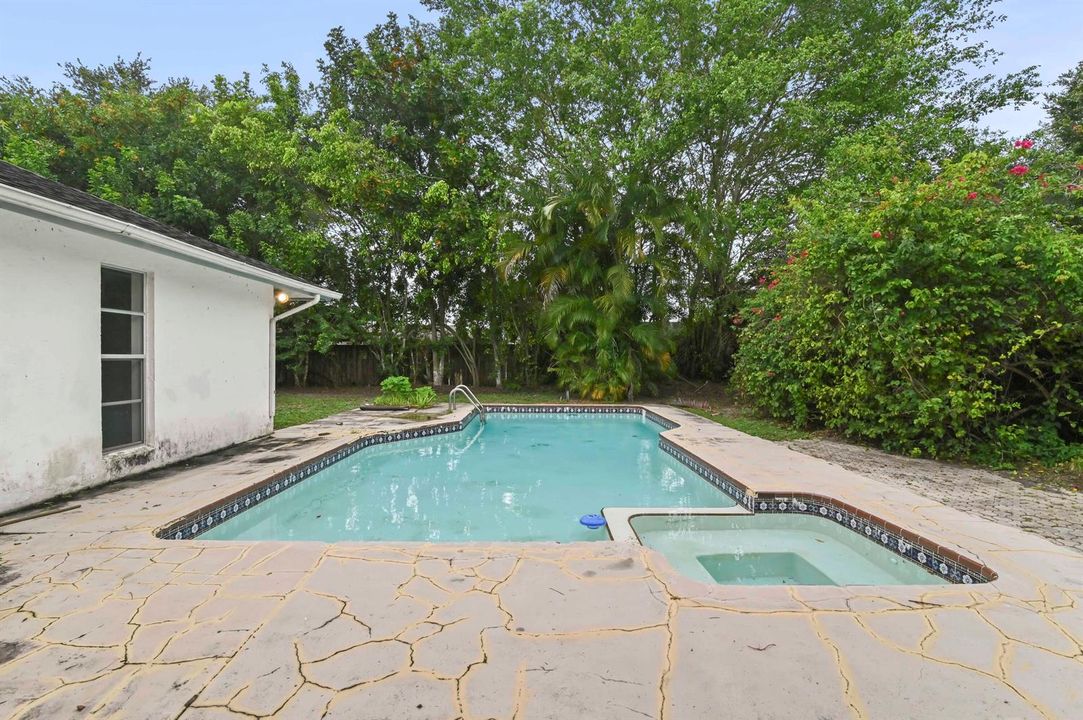 28 Swimming Pool 01