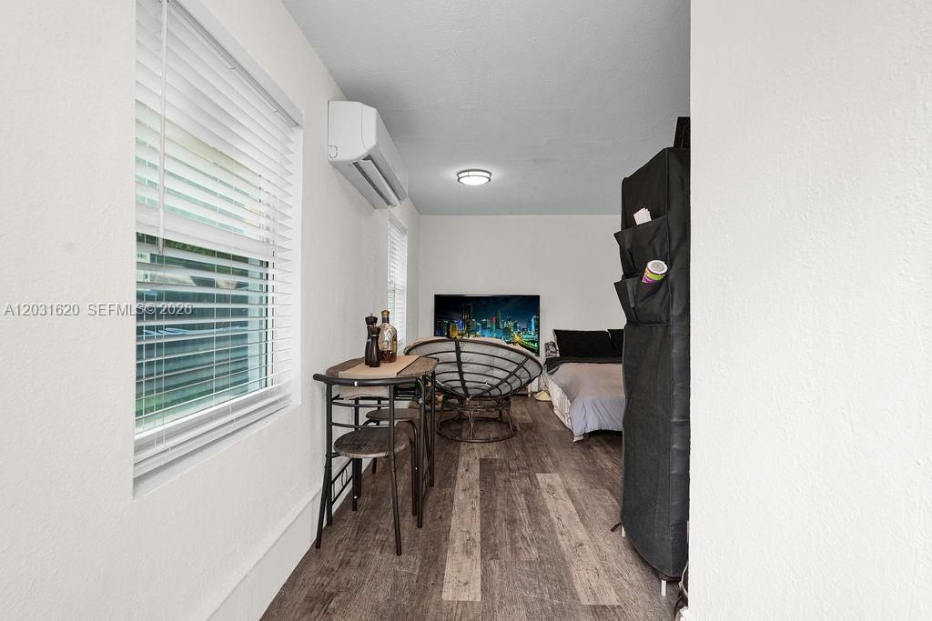 For Rent: $1,300 (0 beds, 1 baths, 1389 Square Feet)