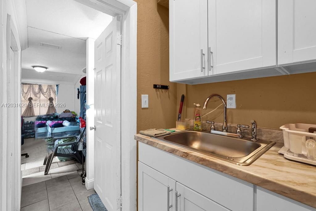For Rent: $1,300 (0 beds, 1 baths, 1389 Square Feet)