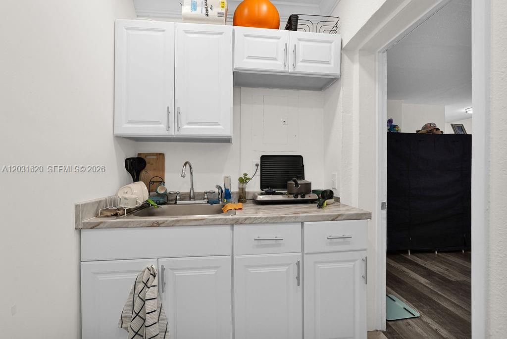 For Rent: $1,300 (0 beds, 1 baths, 1389 Square Feet)