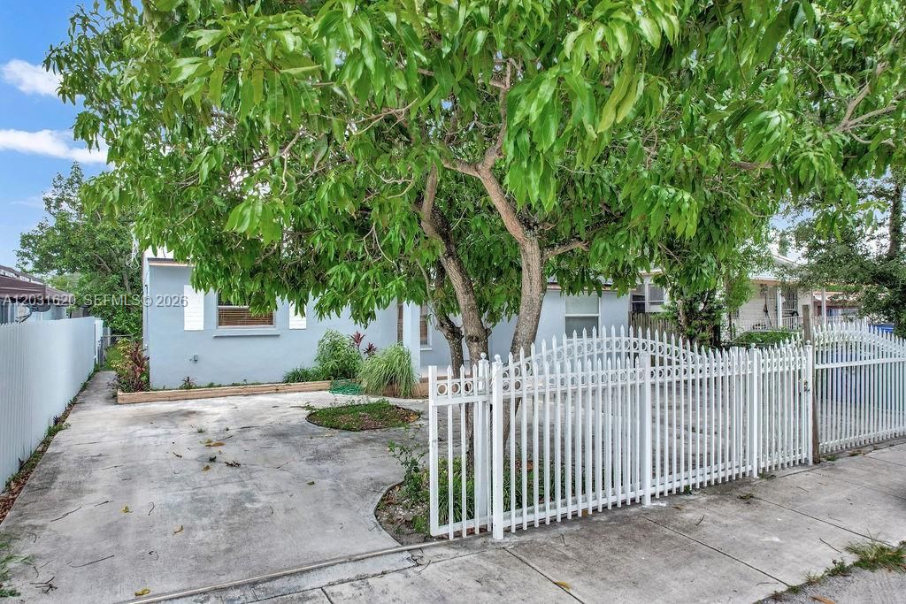 For Rent: $1,300 (0 beds, 1 baths, 1389 Square Feet)