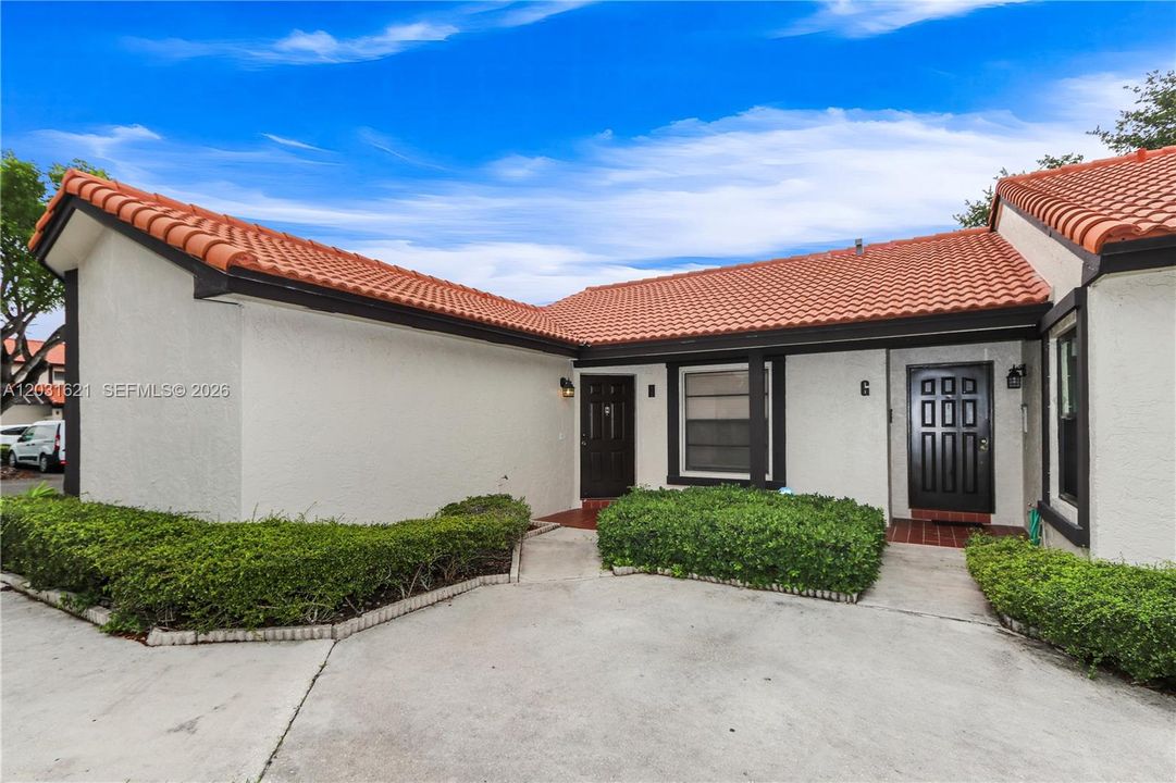 For Sale: $390,000 (2 beds, 2 baths, 885 Square Feet)