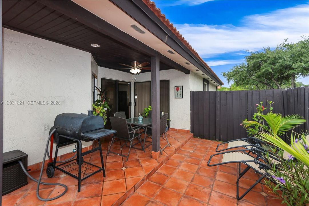 For Sale: $390,000 (2 beds, 2 baths, 885 Square Feet)