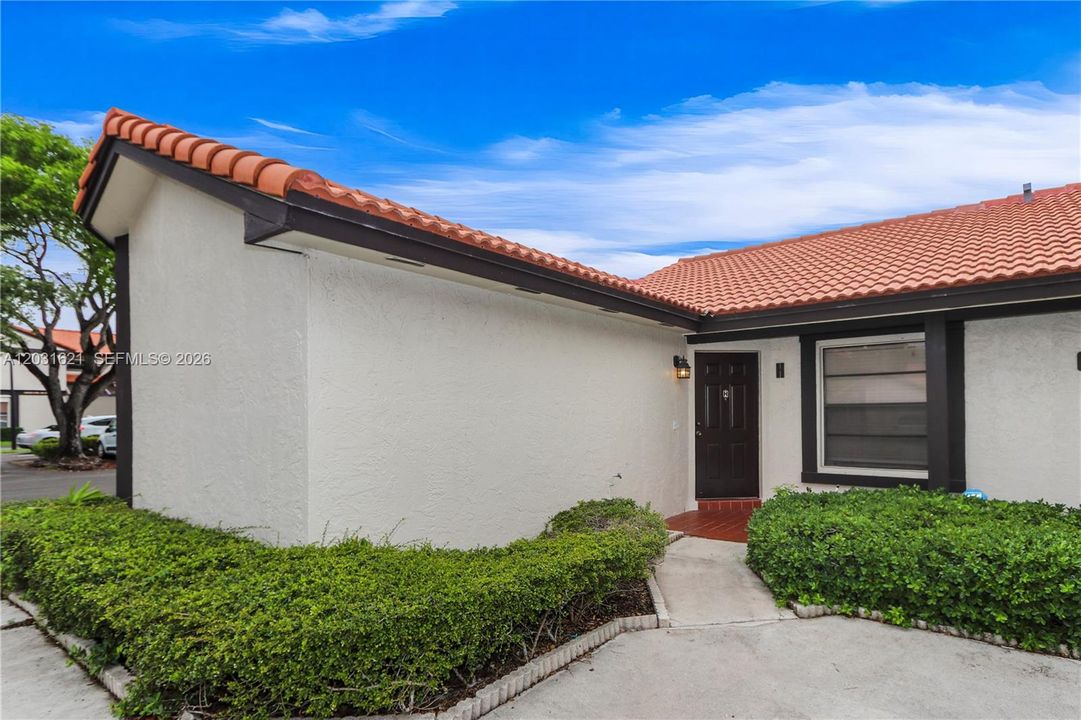 For Sale: $390,000 (2 beds, 2 baths, 885 Square Feet)