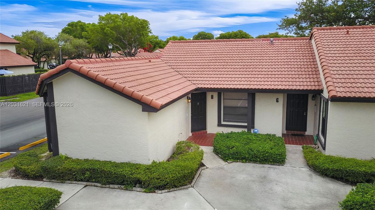 For Sale: $390,000 (2 beds, 2 baths, 885 Square Feet)