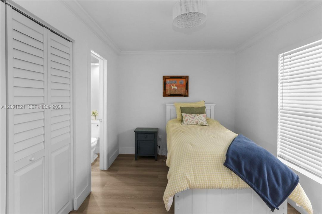 For Sale: $390,000 (2 beds, 2 baths, 885 Square Feet)