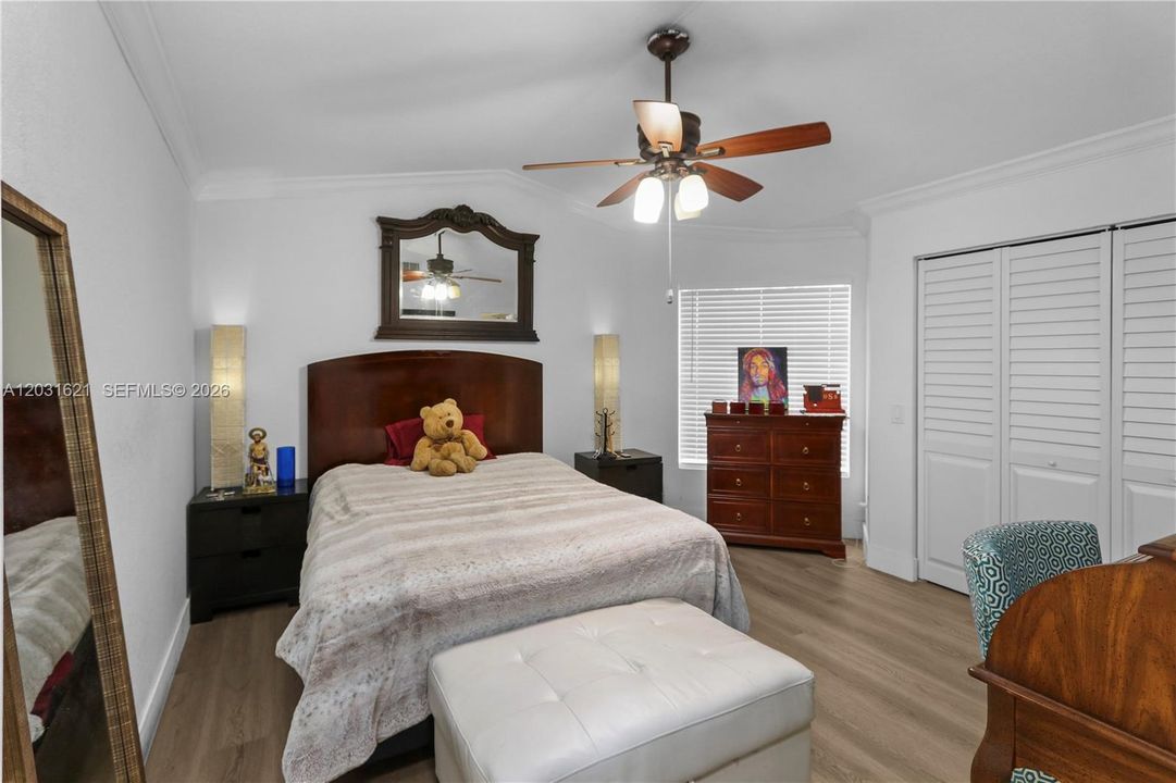 For Sale: $390,000 (2 beds, 2 baths, 885 Square Feet)