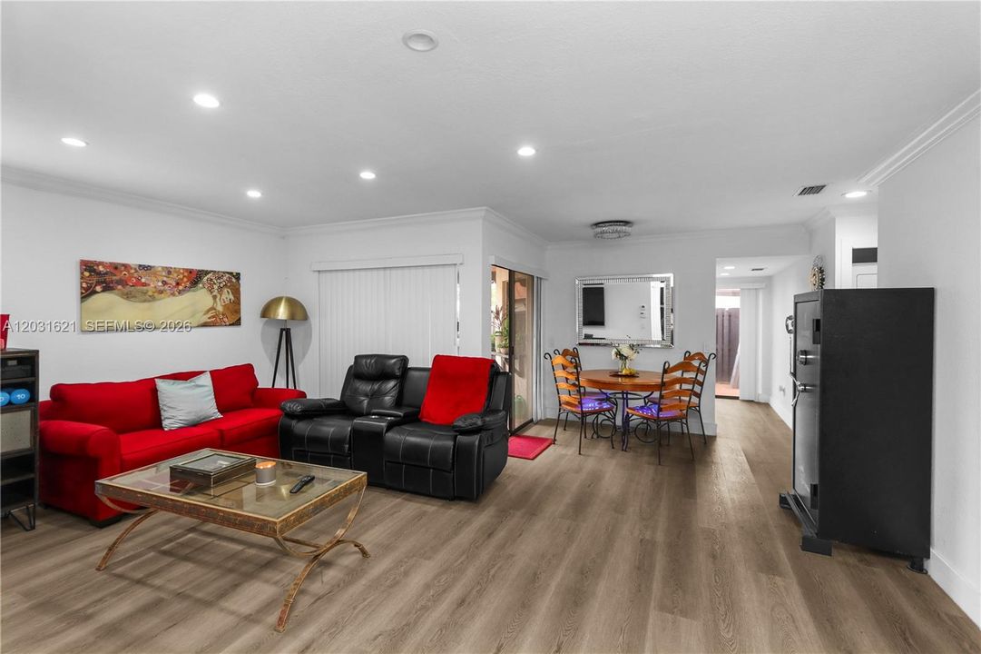 For Sale: $390,000 (2 beds, 2 baths, 885 Square Feet)