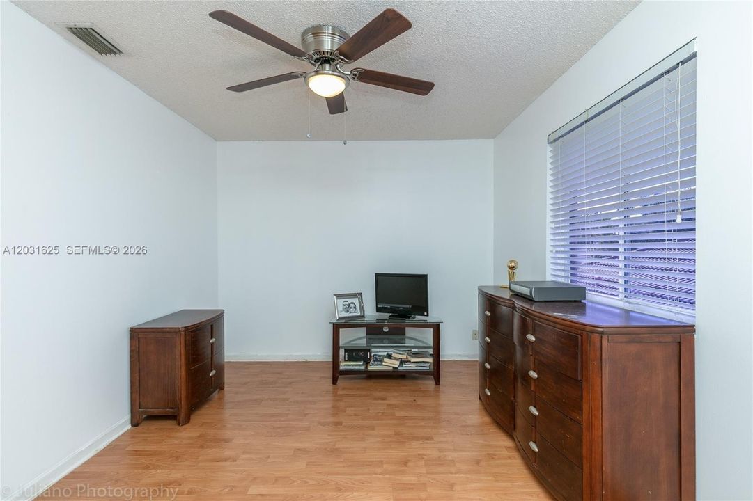 For Sale: $925,000 (5 beds, 3 baths, 2672 Square Feet)