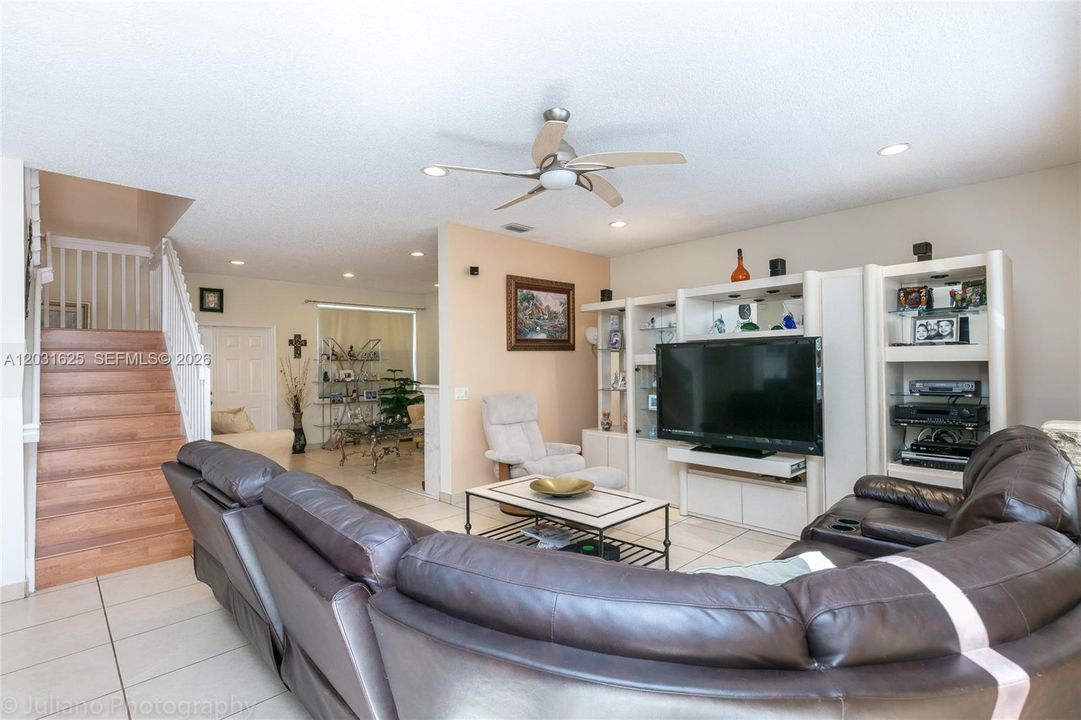 For Sale: $925,000 (5 beds, 3 baths, 2672 Square Feet)