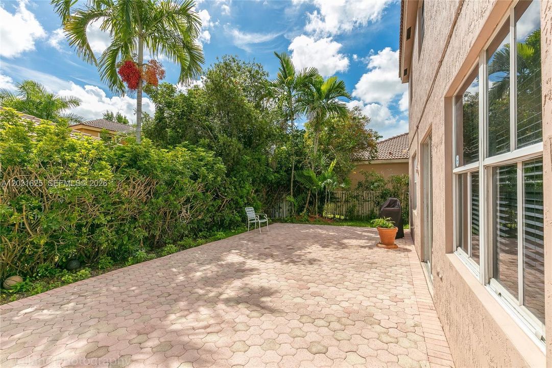 For Sale: $925,000 (5 beds, 3 baths, 2672 Square Feet)