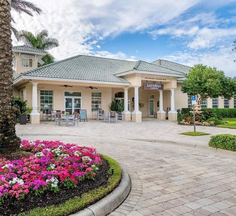 For Sale: $925,000 (5 beds, 3 baths, 2672 Square Feet)
