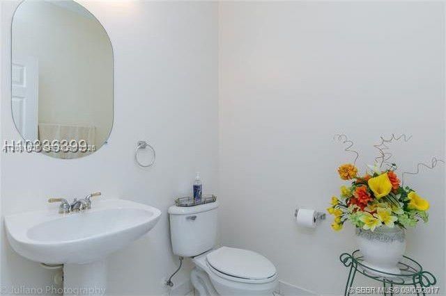 For Sale: $925,000 (5 beds, 3 baths, 2672 Square Feet)