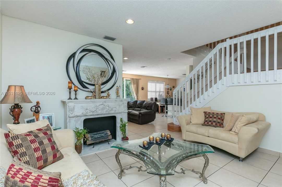 For Sale: $925,000 (5 beds, 3 baths, 2672 Square Feet)