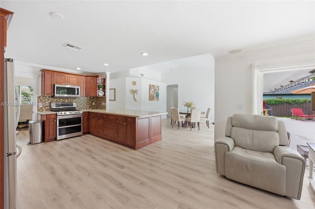 En Venta: $799,000 (4 camas, 2 baños, 1822 Pies cuadrados)