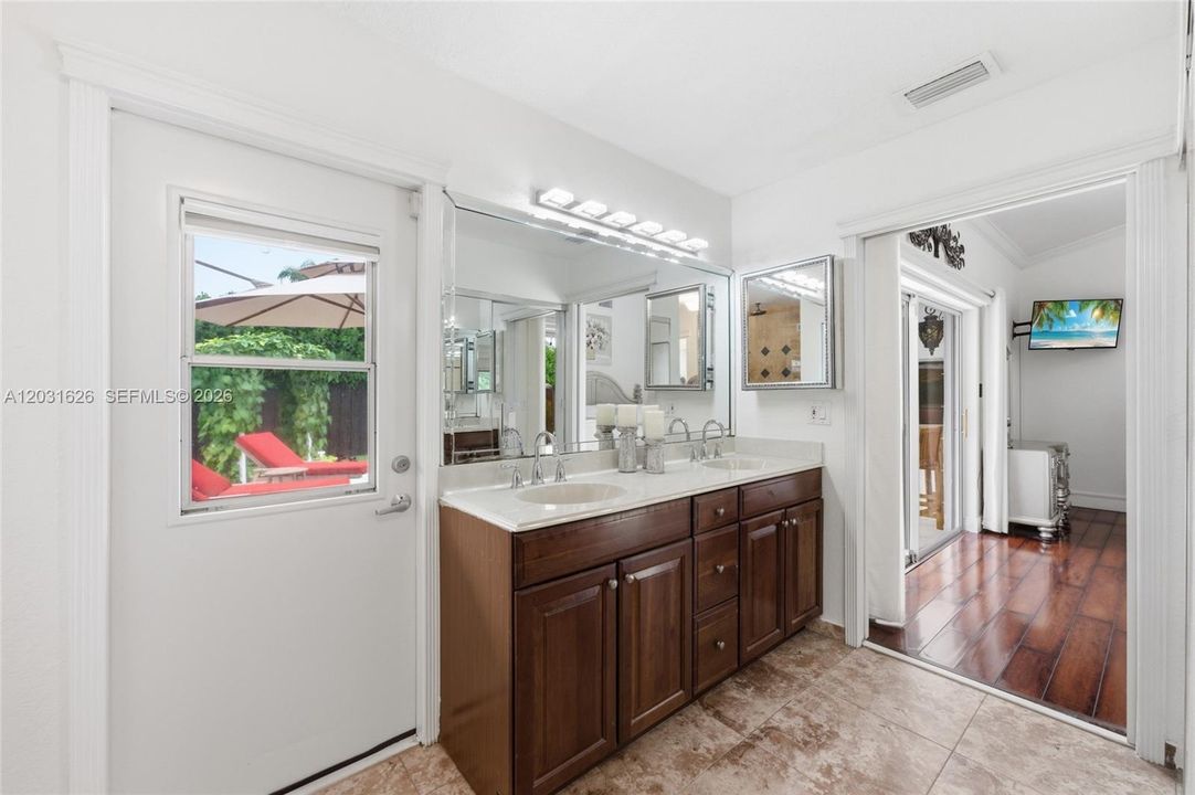 En Venta: $799,000 (4 camas, 2 baños, 1822 Pies cuadrados)