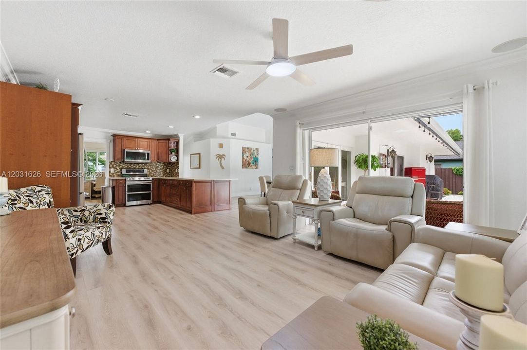 En Venta: $799,000 (4 camas, 2 baños, 1822 Pies cuadrados)