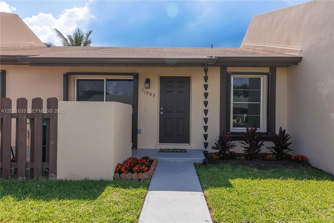 For Rent: $2,600 (2 beds, 1 baths, 1015 Square Feet)