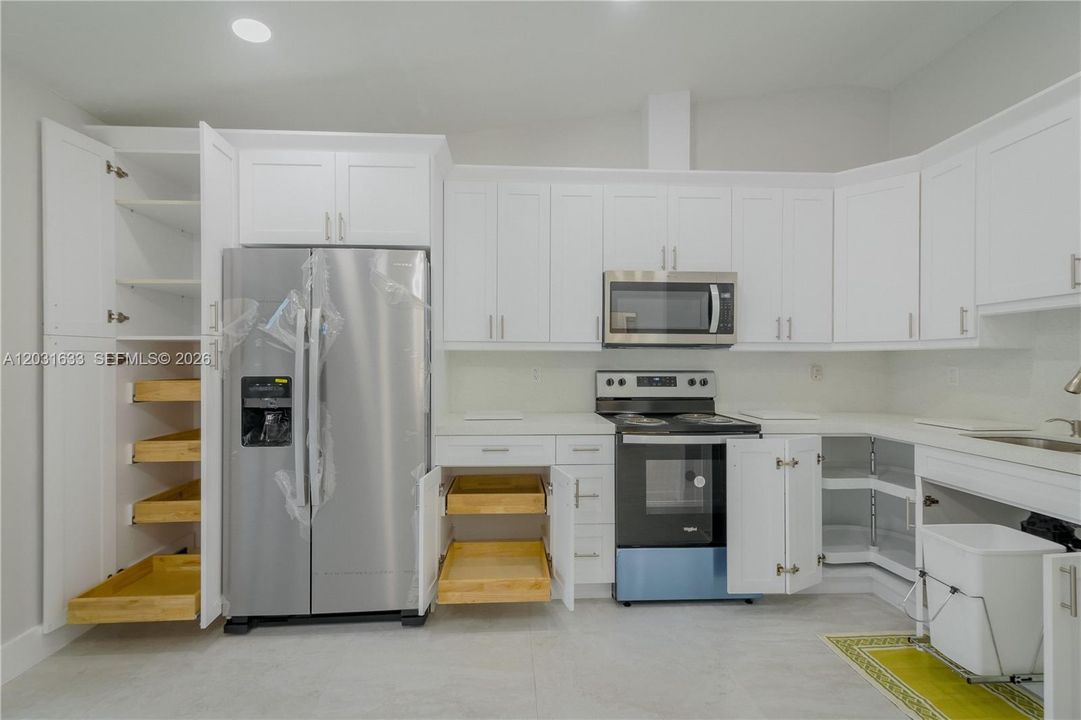 For Rent: $2,600 (2 beds, 1 baths, 1015 Square Feet)