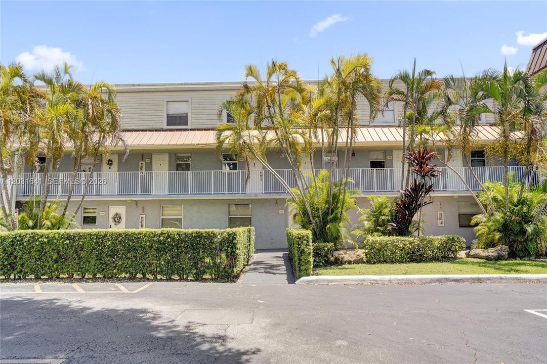 For Sale: $415,900 (2 beds, 2 baths, 960 Square Feet)