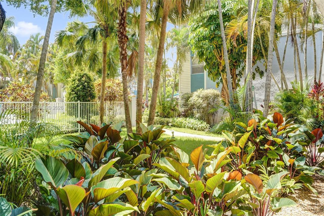 For Sale: $415,900 (2 beds, 2 baths, 960 Square Feet)