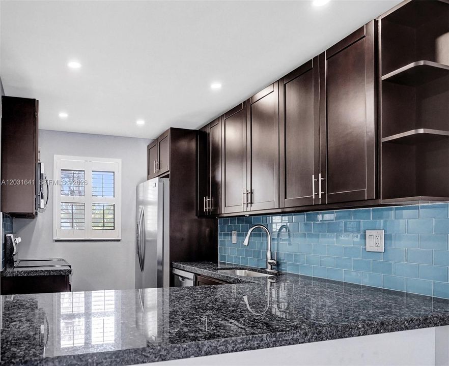 For Sale: $415,900 (2 beds, 2 baths, 960 Square Feet)