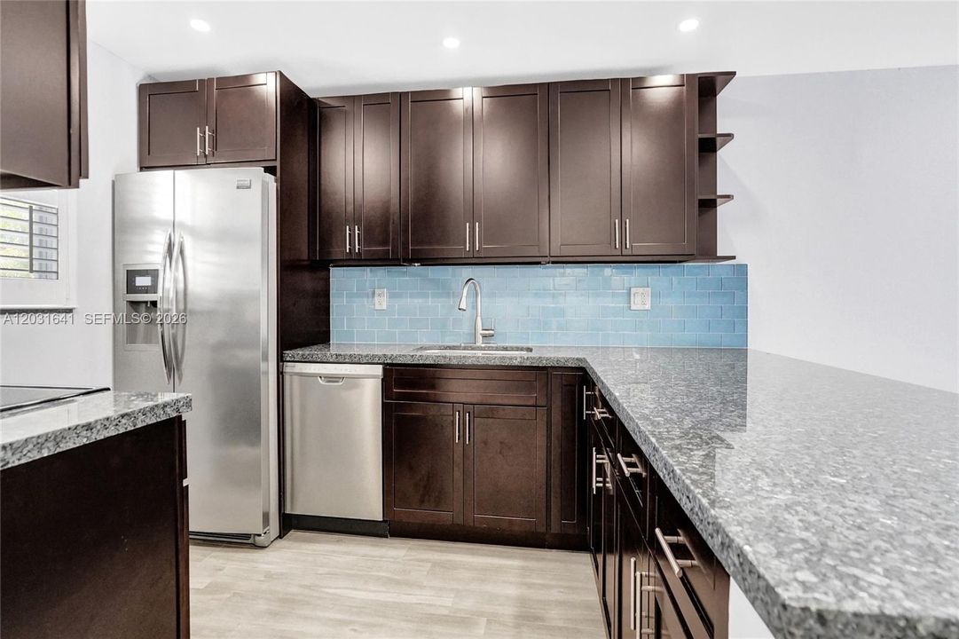 For Sale: $415,900 (2 beds, 2 baths, 960 Square Feet)