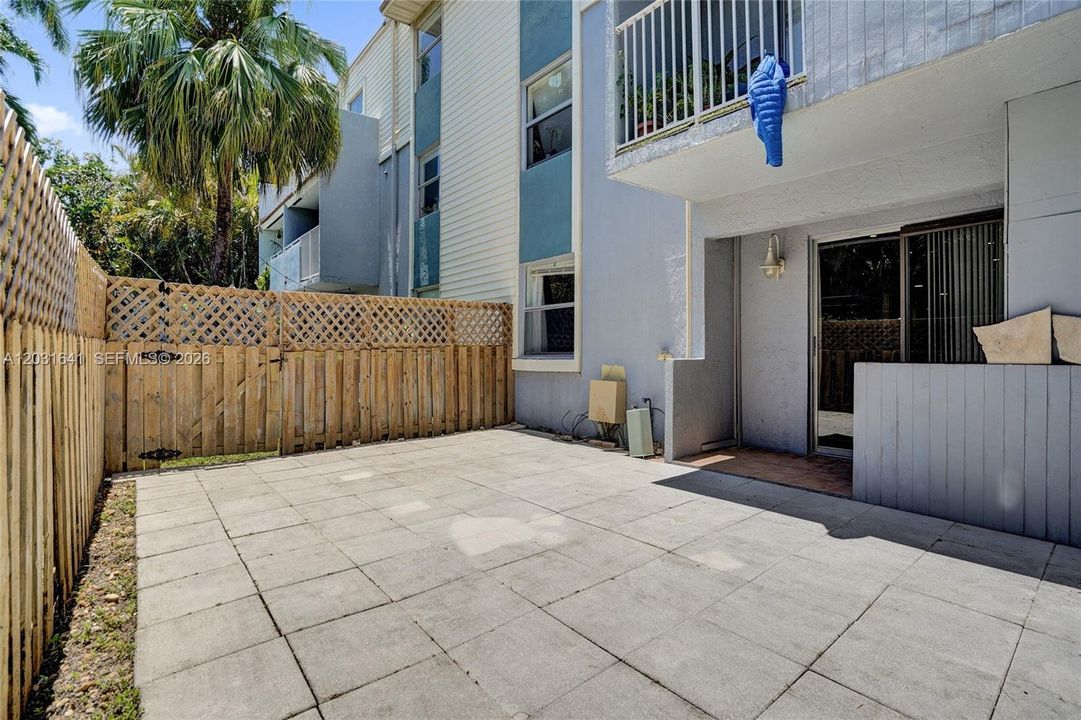 For Sale: $415,900 (2 beds, 2 baths, 960 Square Feet)