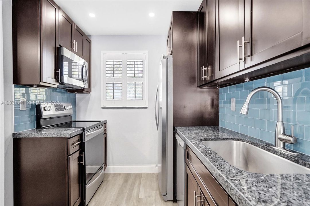 For Sale: $415,900 (2 beds, 2 baths, 960 Square Feet)