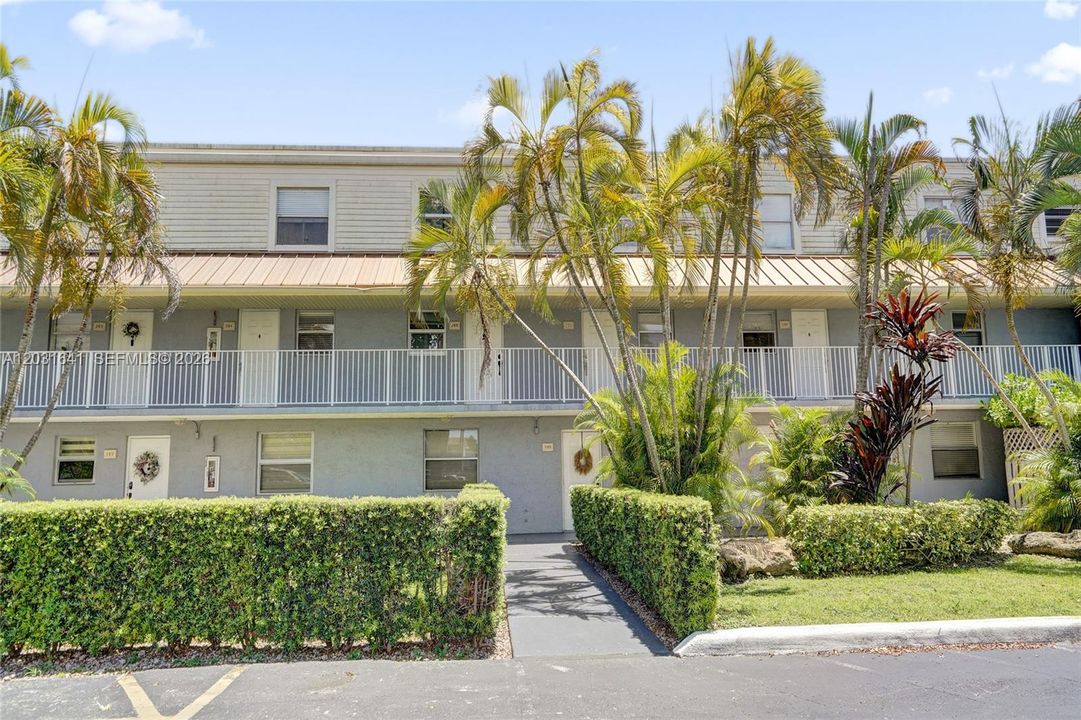 For Sale: $415,900 (2 beds, 2 baths, 960 Square Feet)