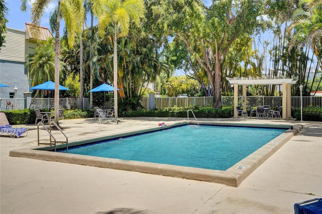For Sale: $415,900 (2 beds, 2 baths, 960 Square Feet)