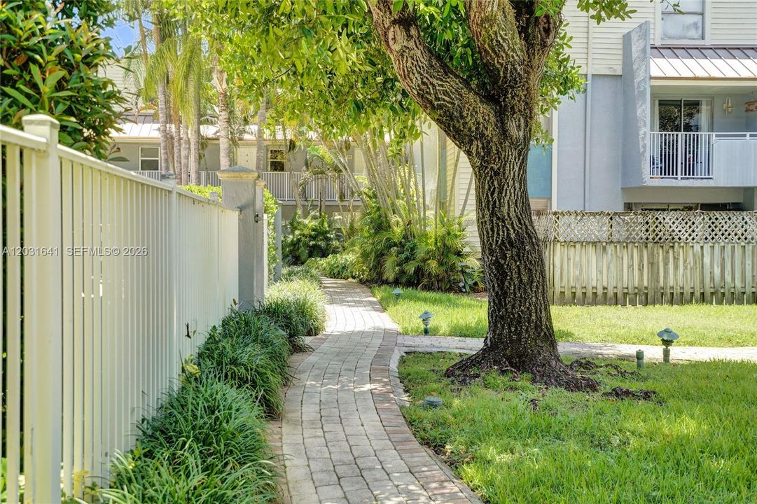 For Sale: $415,900 (2 beds, 2 baths, 960 Square Feet)