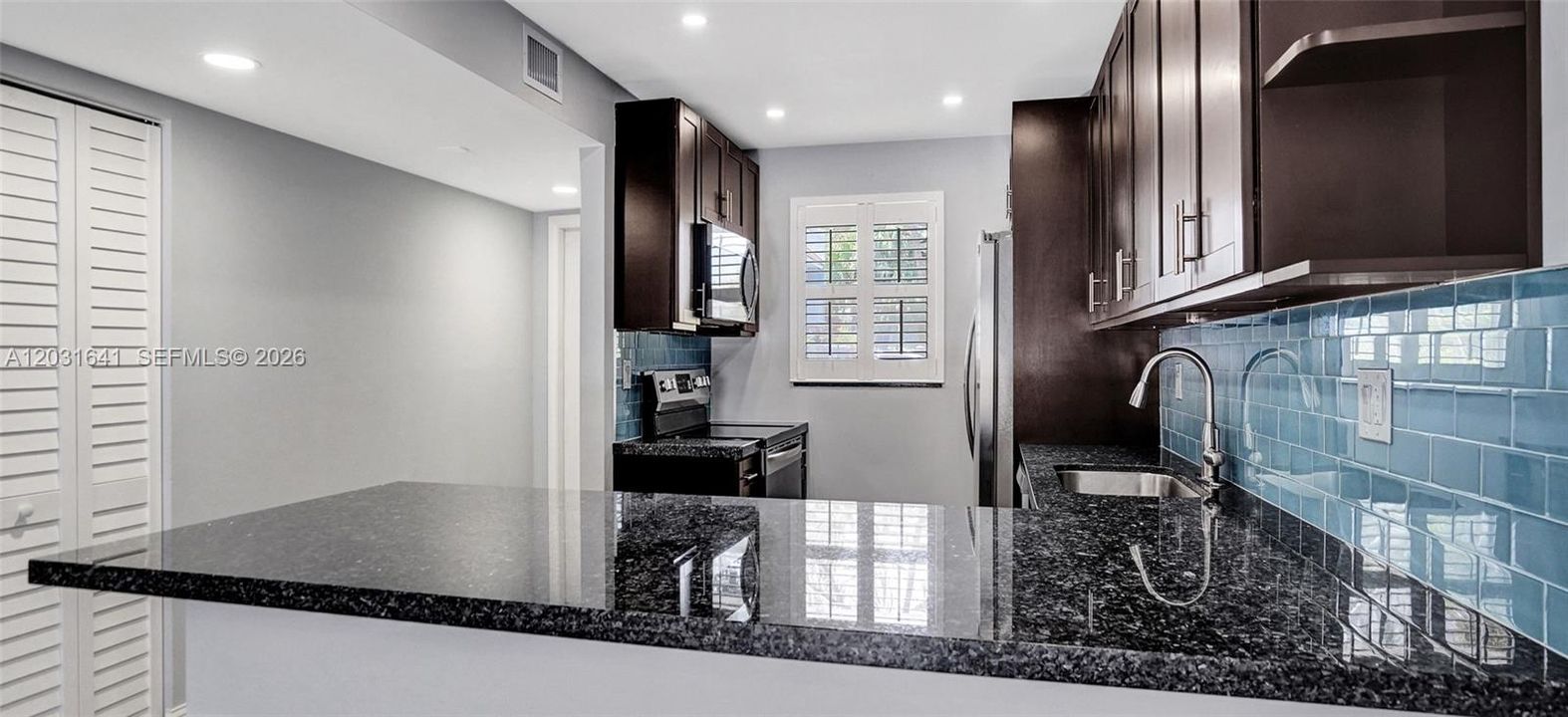 For Sale: $415,900 (2 beds, 2 baths, 960 Square Feet)