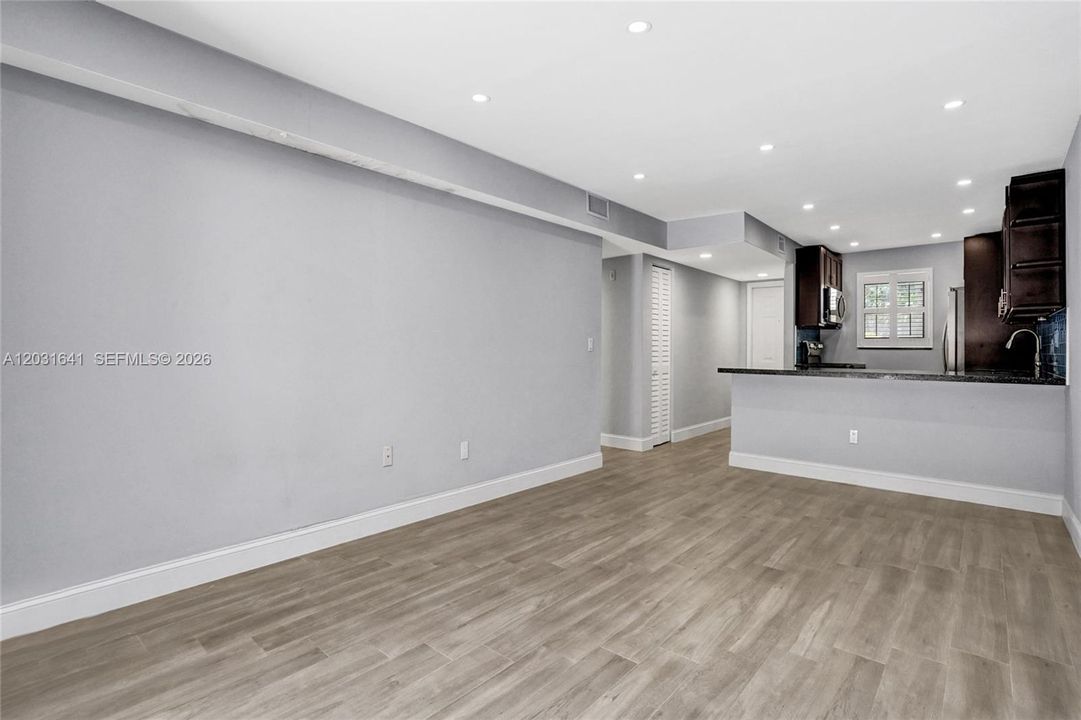 For Sale: $415,900 (2 beds, 2 baths, 960 Square Feet)