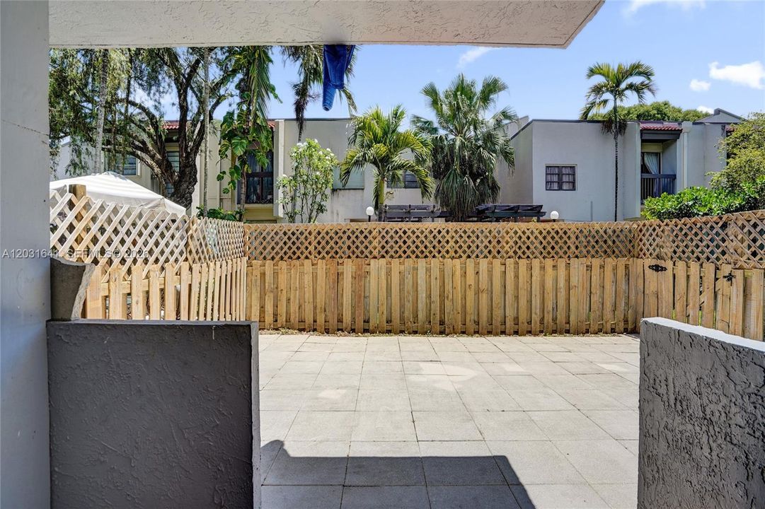 For Sale: $415,900 (2 beds, 2 baths, 960 Square Feet)