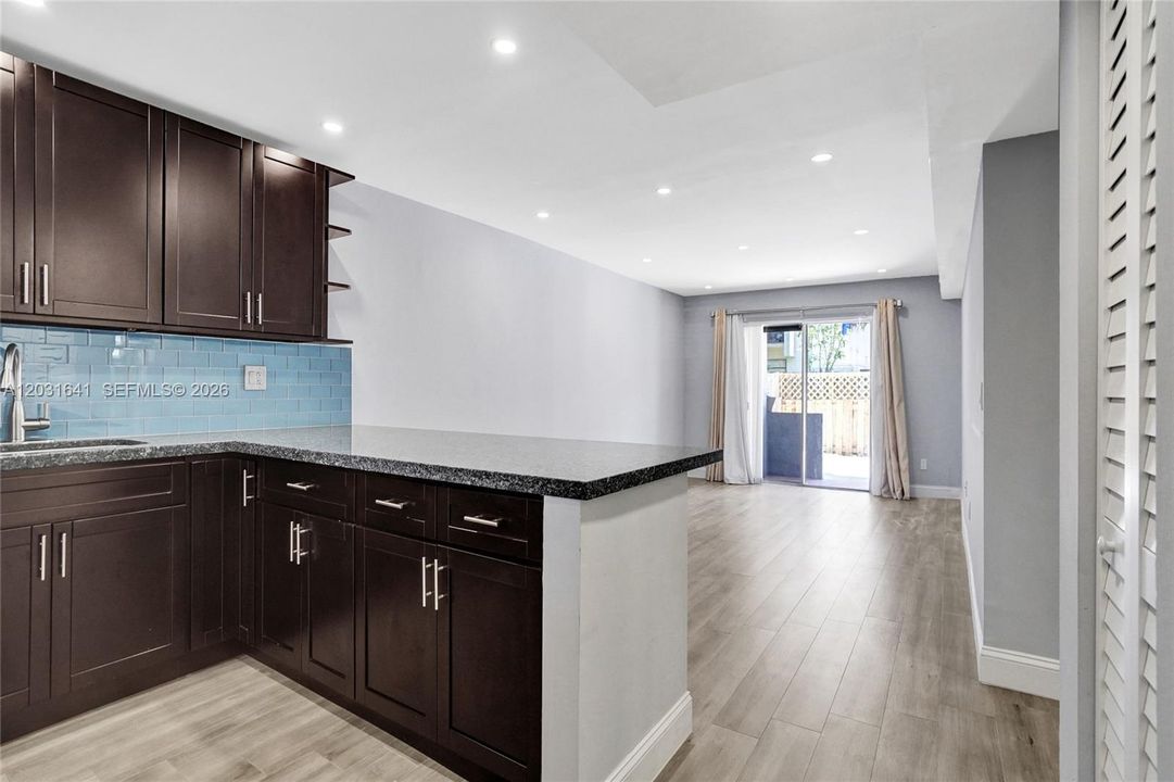 For Sale: $415,900 (2 beds, 2 baths, 960 Square Feet)