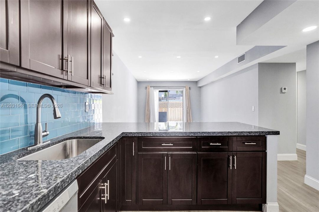 For Sale: $415,900 (2 beds, 2 baths, 960 Square Feet)