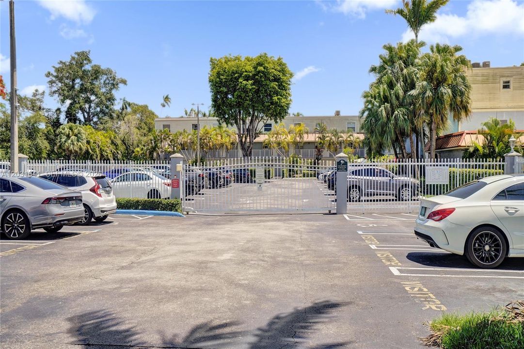 For Sale: $415,900 (2 beds, 2 baths, 960 Square Feet)