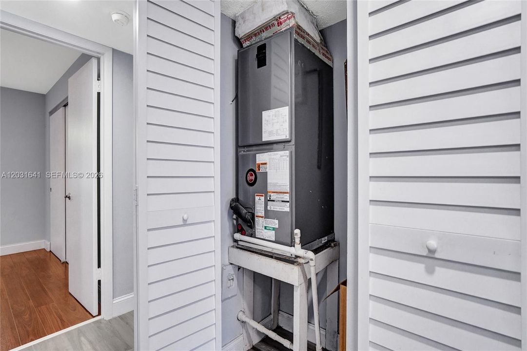 For Sale: $415,900 (2 beds, 2 baths, 960 Square Feet)