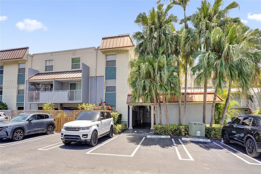 For Sale: $415,900 (2 beds, 2 baths, 960 Square Feet)
