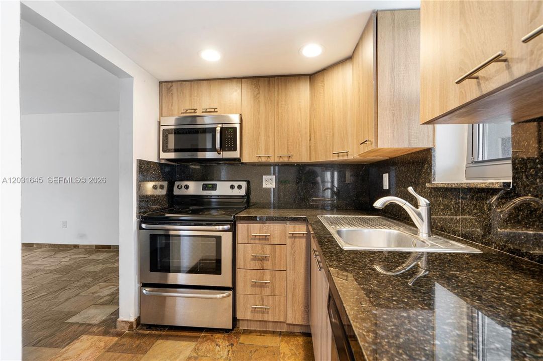 For Rent: $2,775 (1 beds, 1 baths, 706 Square Feet)