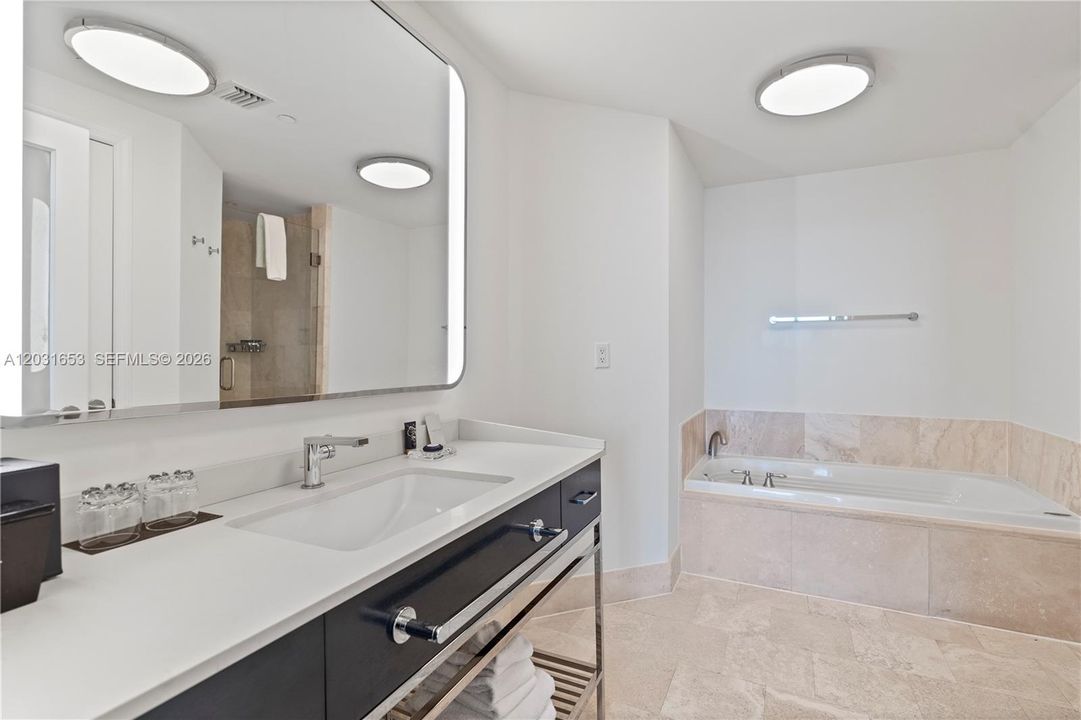 For Sale: $1,389,000 (1 beds, 2 baths, 1002 Square Feet)